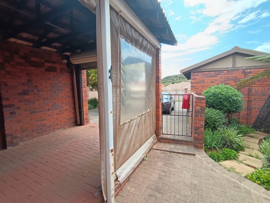 2 Bedroom Property for Sale in Langenhovenpark Free State